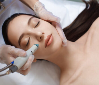 Professional,Female,Cosmetologist,Doing,Hydrafacial,Procedure,In,Cosmetology,Clinic.