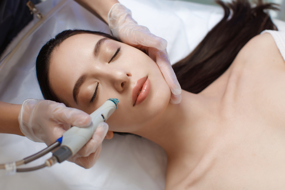 Professional,Female,Cosmetologist,Doing,Hydrafacial,Procedure,In,Cosmetology,Clinic.
